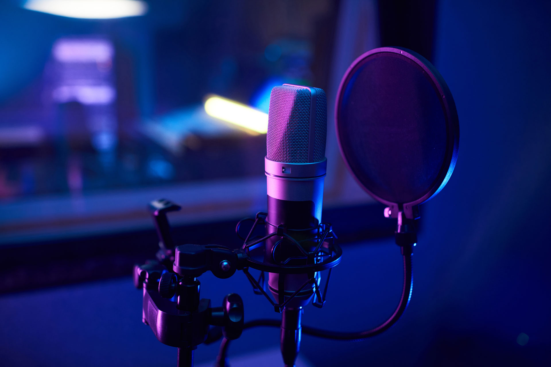 accessibilit&agrave; sensoriale per persone sorde e cieche e servizi per la cultura e il terzo settore, immagine concettuale di un microfono per l'audiodescrizione
